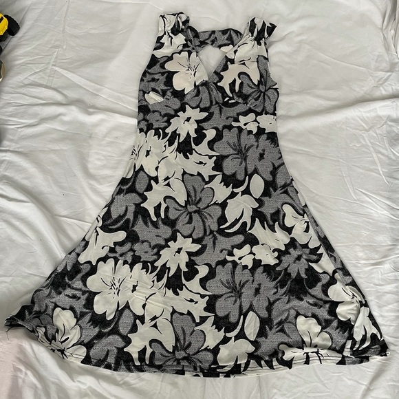 MT Collection knee length floral dress. Size M - Picture 1 of 6